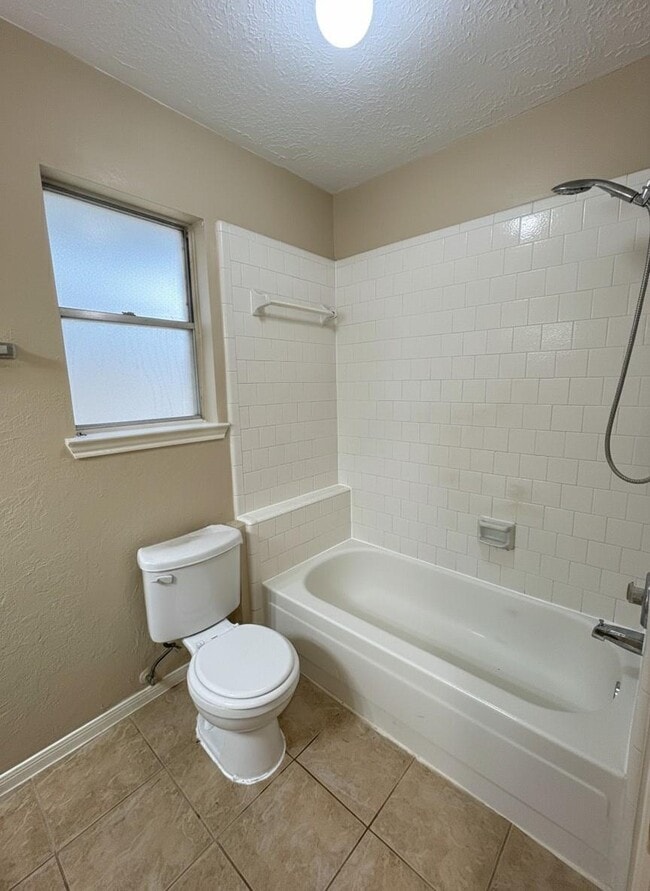 Building Photo - 1014 Stoneleigh Ct