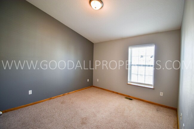 Building Photo - Updated 2 Bed, 2 Bath Townhome in Waukee!