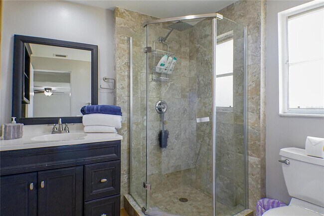 Building Photo - 644 Bonita Ct