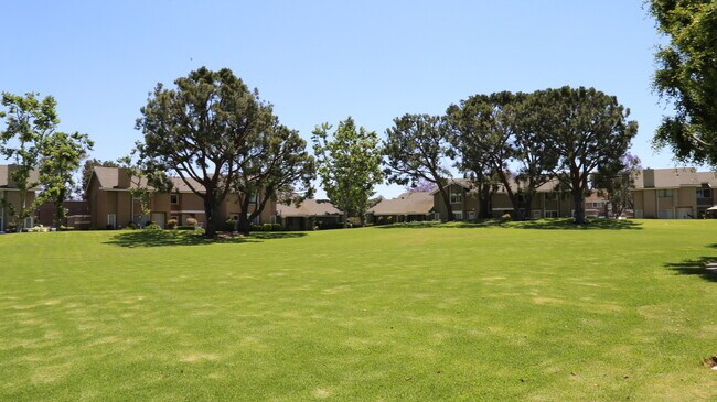 Building Photo - Spacious End-Unit 2 Bed, 2 Bath with Den For Lease in Irvine