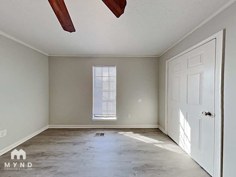 Building Photo - 2708 Laburnum Dr