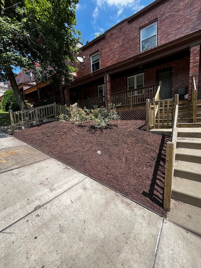 Building Photo - 2 bedroom 1 bath townhouse, Mt Washington