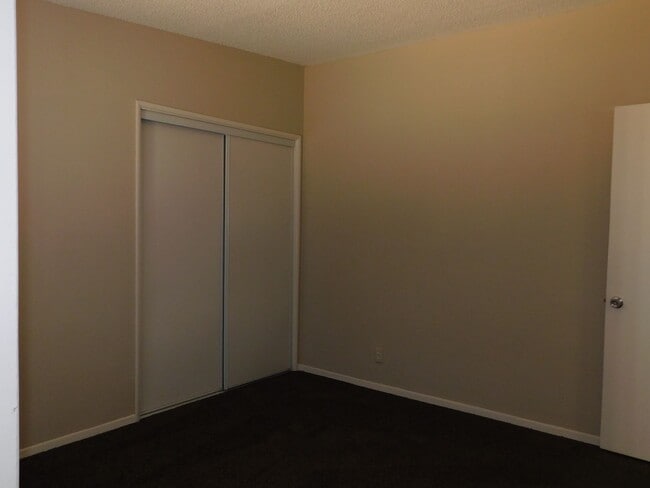 Building Photo - 4BD/2BA In La Mirage. Large Backyard!