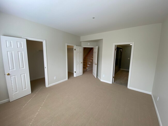 Building Photo - Beautiful, Spacious Condo in Excellent Loc...