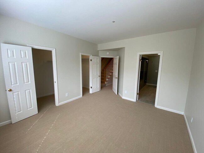 Building Photo - Beautiful, Spacious Condo in Excellent Location!