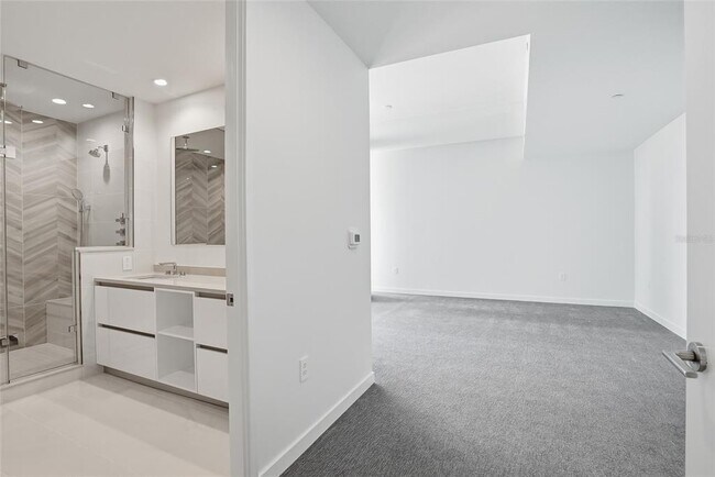 Building Photo - 400 Central Ave