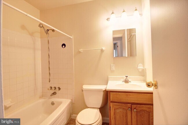 Building Photo - 285 Pinoak Dr