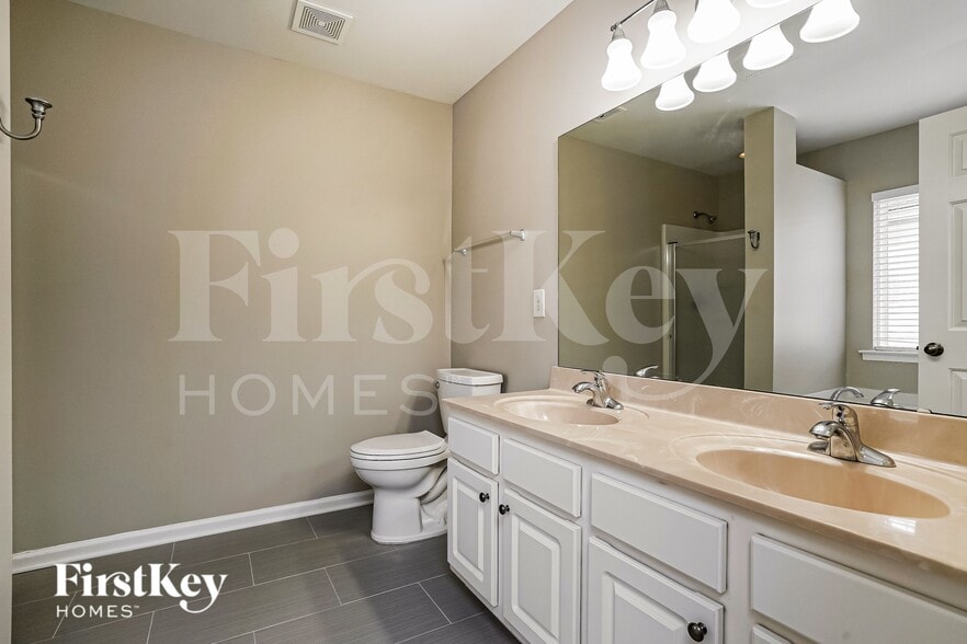 Building Photo - 204 Hillview Dr