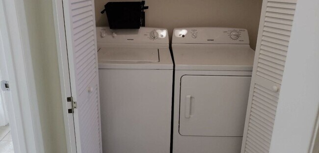 Building Photo - Beautiful  Furnished 1/1 condo x Rent  in Winter Park Next to Full Sail University !