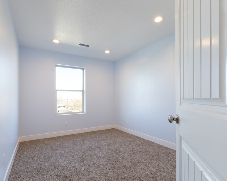 Building Photo - 291 N 200 W