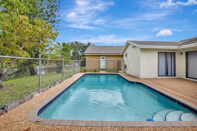 Building Photo - 1541 SW 102nd Terrace