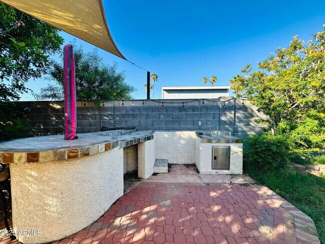 Building Photo - 2110 E Enrose Cir