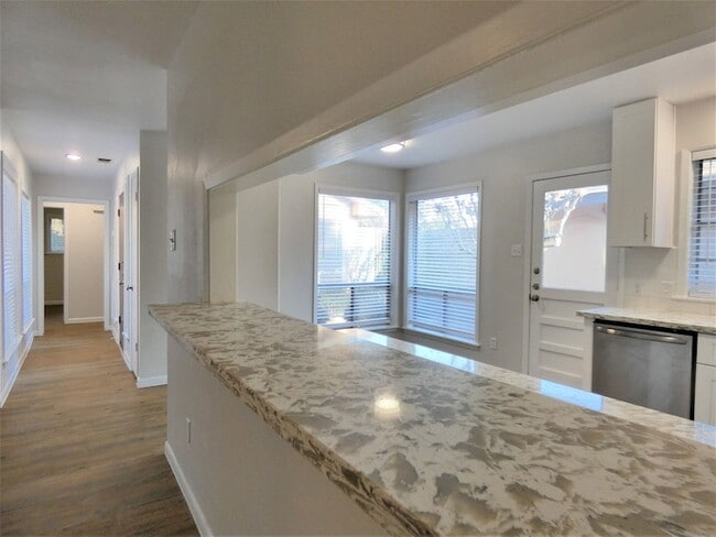 Building Photo - 604 Golfview Dr