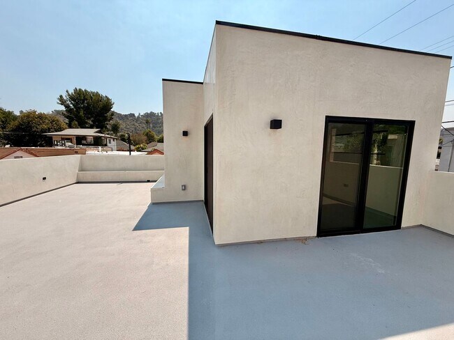 Building Photo - 2427 Shoredale Ave