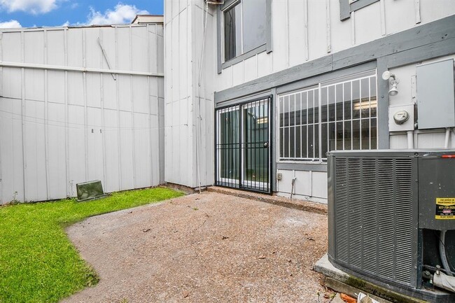 Building Photo - 12569 Wellington Park Dr