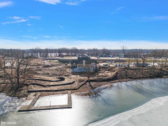 Building Photo - 10457 Pickerel Lk Dr