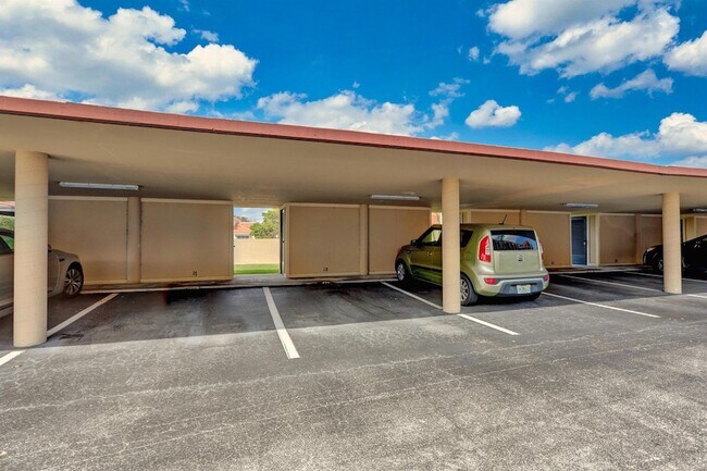 Building Photo - 5390 Woodland Lakes Dr