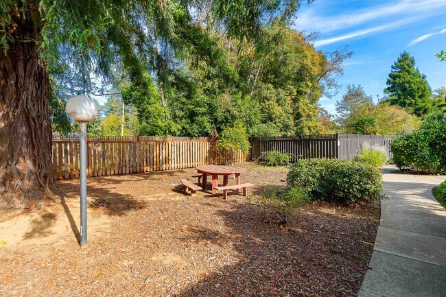 Building Photo - Spacious 2 Bed, 2 Bath Condo Near Downtown...