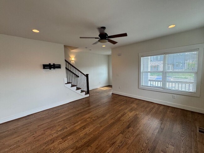 Building Photo - Coming Soon! Nice townhome in convenient East Nashville location!