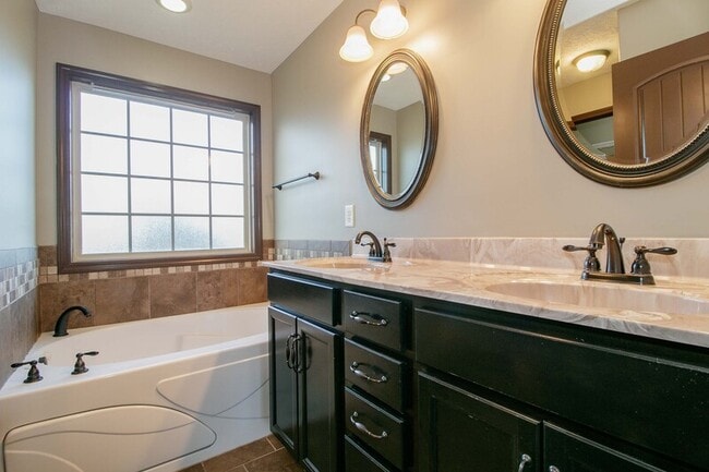 Building Photo - 1450 Raven Rd