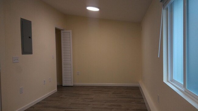 Building Photo - Brand new in law/studio unit with private ...