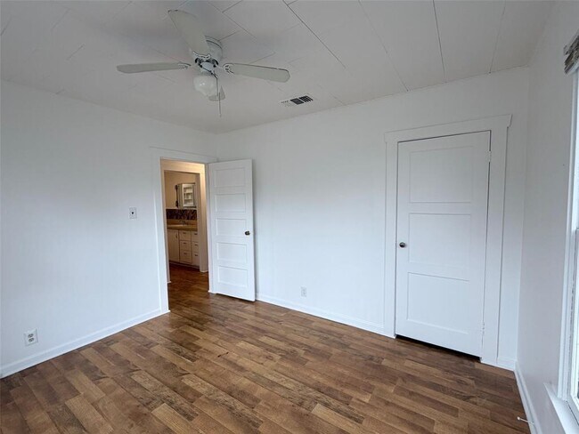 Building Photo - 1604 Main St