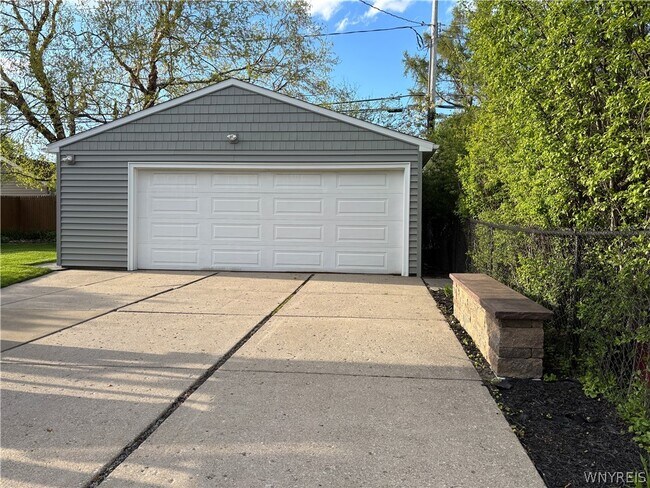 Building Photo - 230 Cleveland Dr