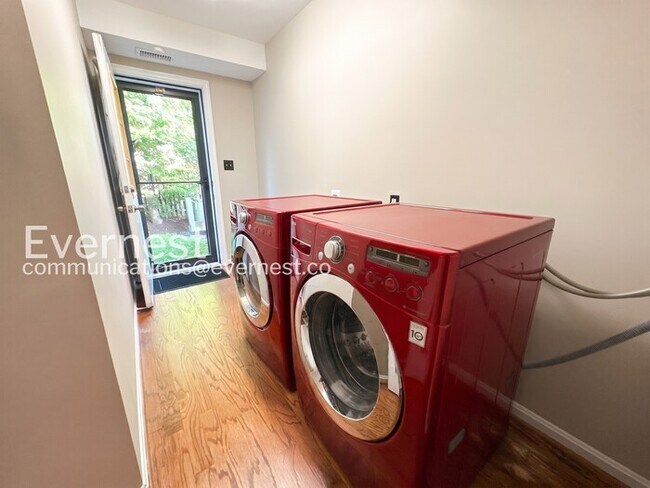 Building Photo - 2 Bed/1.5 Bath Townhome with Garage / Vouchers Accepted / Available Now!