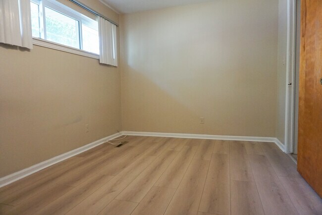 Building Photo - 2435 Ardmore Ave