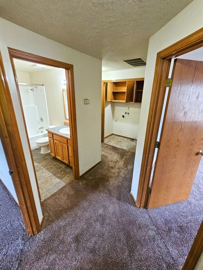 Building Photo - 1097 Summer Breeze Dr N