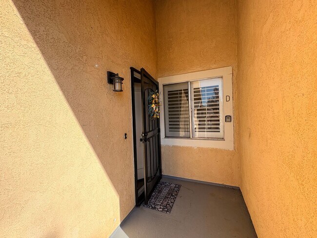 Building Photo - ***MOVE-IN SPECIAL*** AVAILABLE NOW! 2 Bedroom 2 bathroom upstairs unit located in Ontario
