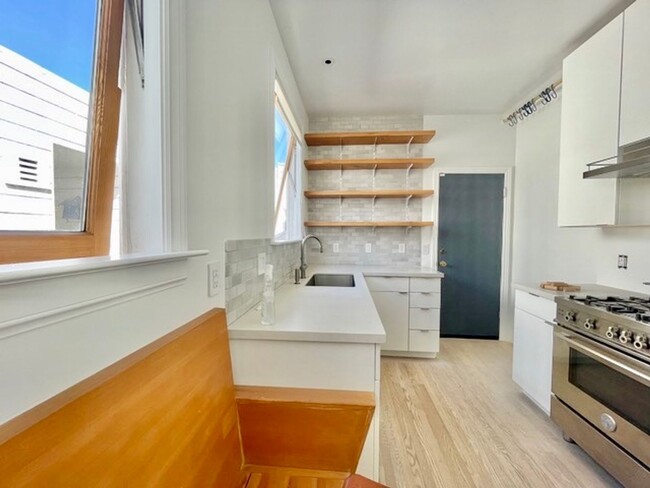 Building Photo - Charming 1 Bedroom Flat with a separate of...