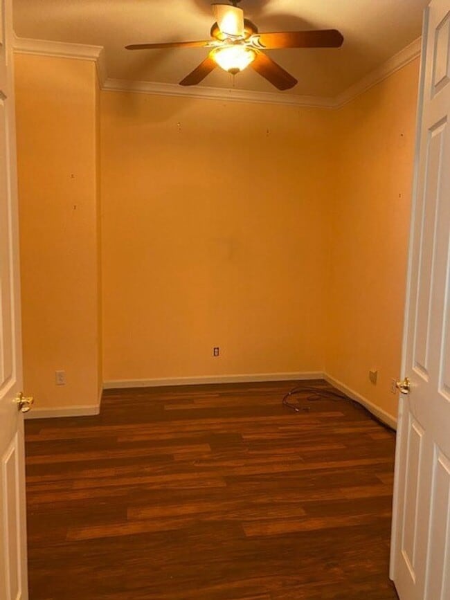 Building Photo - Huge 4 Bed 2 Bath + Den Golf Course Hom...