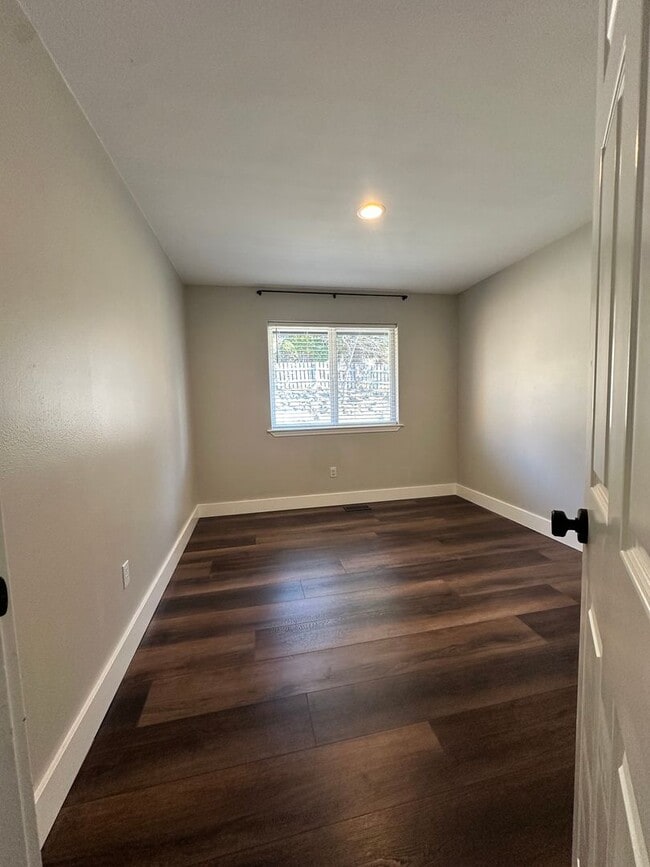 Building Photo - Spacious Multi-Generational Home with Stunning Views – 5 Bed, 3 Bath