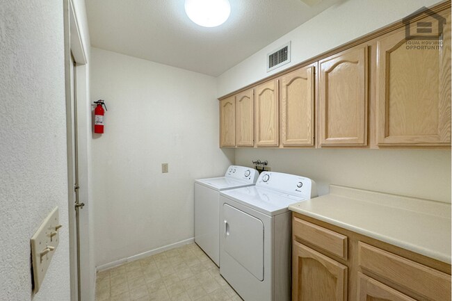Building Photo - 1Bed/2Bath Furnished House in 55+ Age-Restricted Community in East Mesa!
