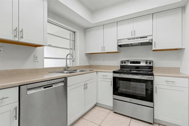 Building Photo - 6821-6825 NW 11th Place Unit 6825