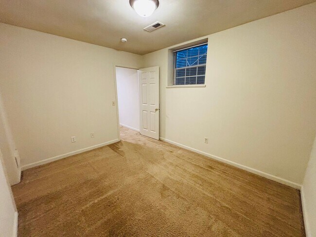 Building Photo - 4 Bedroom 3.5 Bath Townhouse