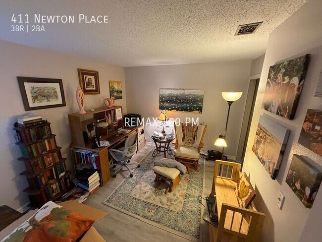 Building Photo - 411 Newton Pl