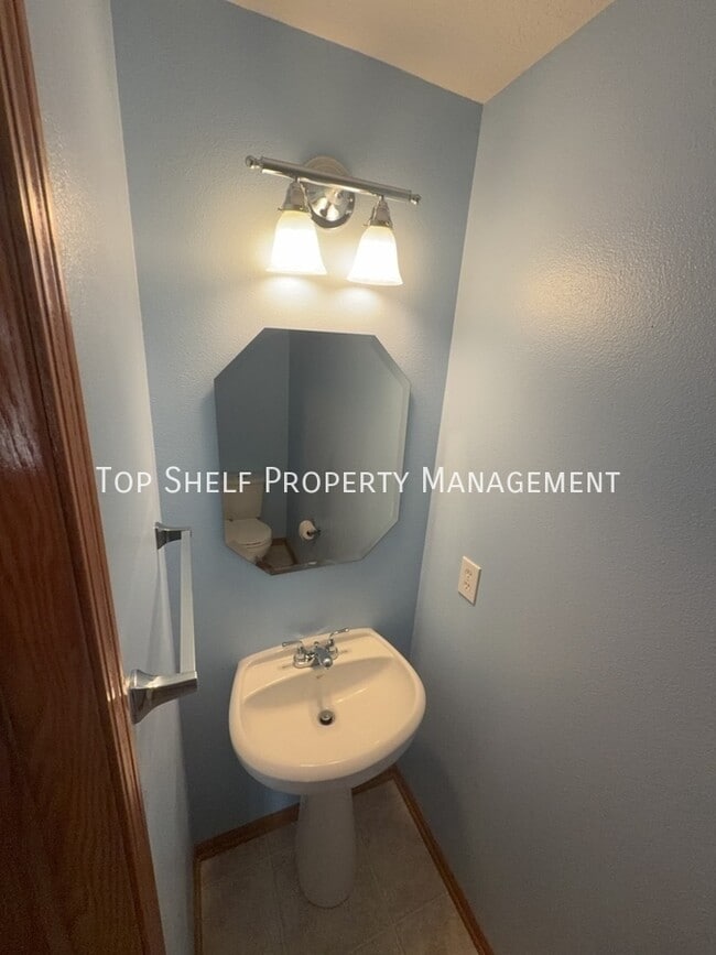 Building Photo - 4404 SW Elm Ct