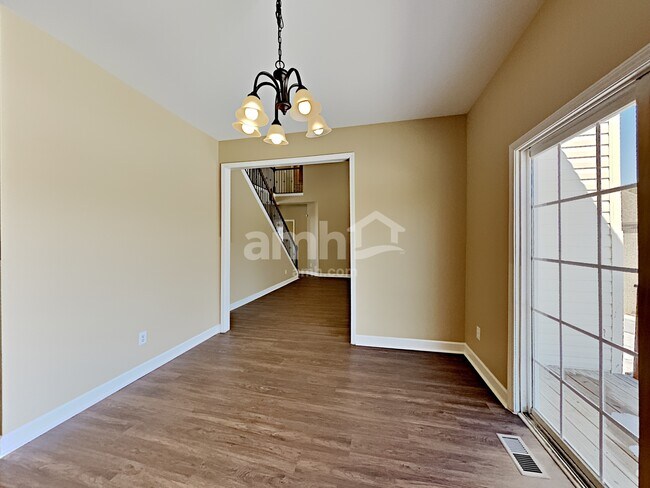 Building Photo - 220 Solitude Cir