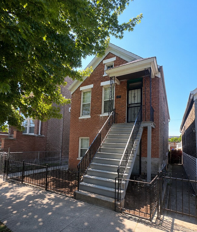 Building Photo - 1617 W 38th Pl