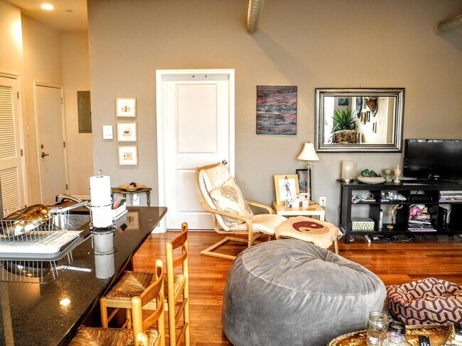 Building Photo - 1509 W Girard Ave