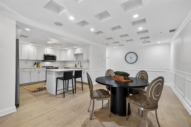 Building Photo - 922 N Shore Dr NE