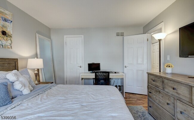 Building Photo - 17 Heritage Dr