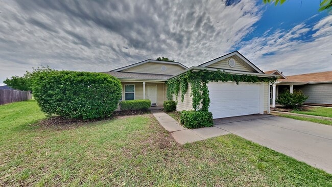 Building Photo - 3 Bedroom 2 Bath with 2 Car Garage - Moore...