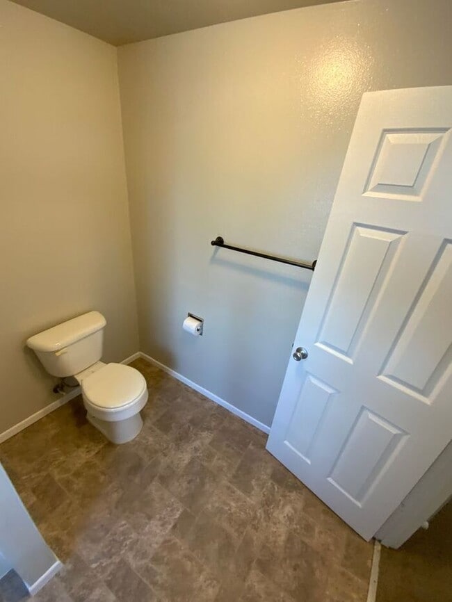 Building Photo - Sumner Townhome Duplex w/ 1 car carpot & N...
