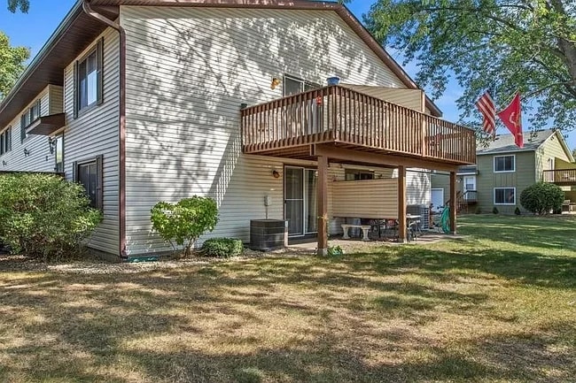 Building Photo - 5 Golden Oak Dr