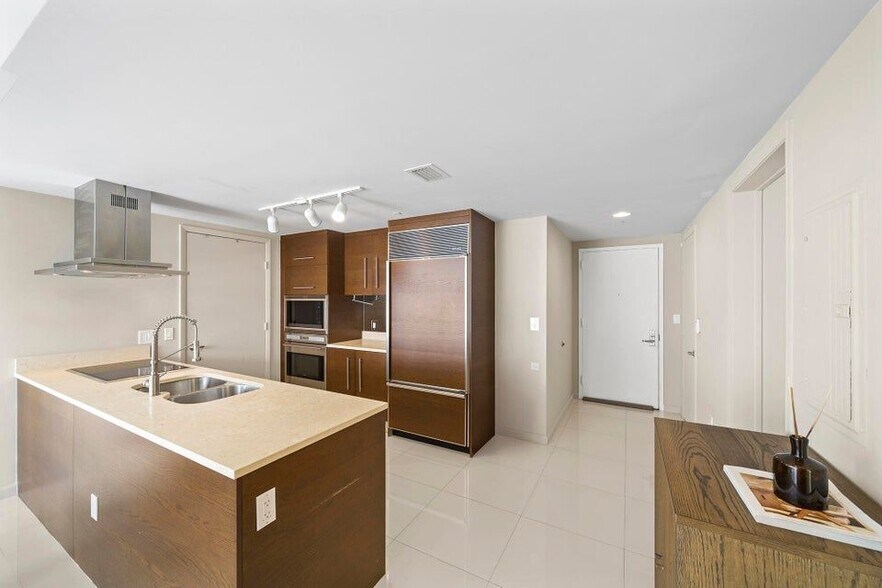Building Photo - 495 Brickell Ave