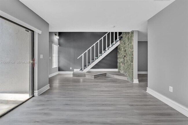 Building Photo - 14212 NE 4th Ave