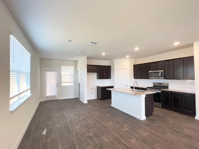 Primary Photo - 2900 Egan Dr